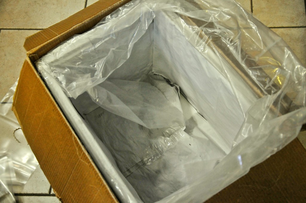 i box di polistirolo vengono foderati con dei fogli di giornale per mantenere meglio la temperatura